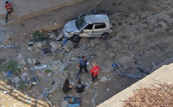 Mersin'de otomobil köprüden düştü : 2 yaralı